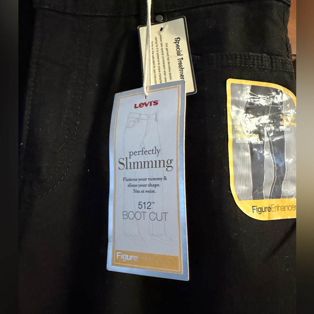 Levi's Straight Women’s Jeans in Black - Picture 2 of 7